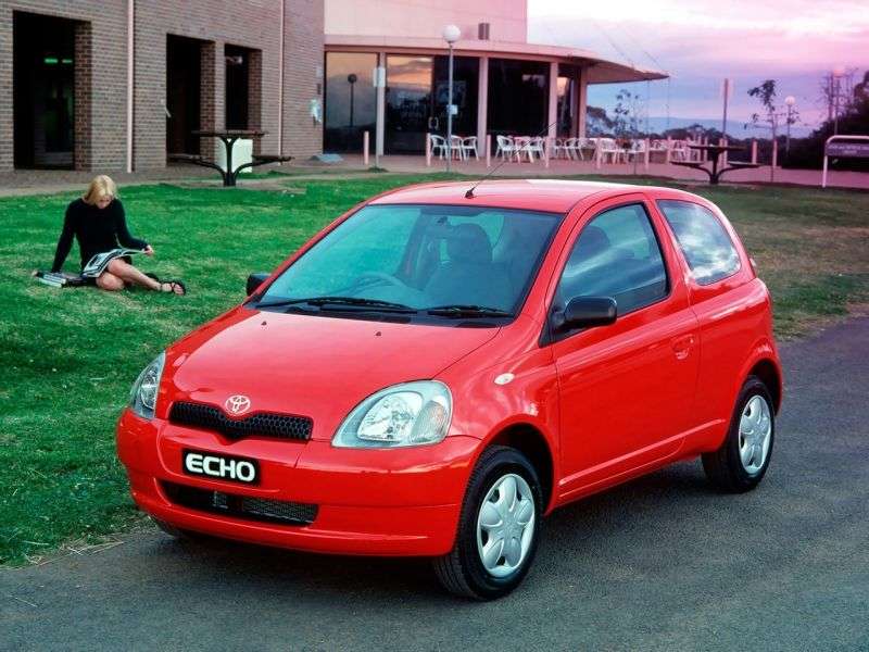 3 drzwiowy hatchback Toyota Echo pierwszej generacji 1,5 MT (1999 2003)