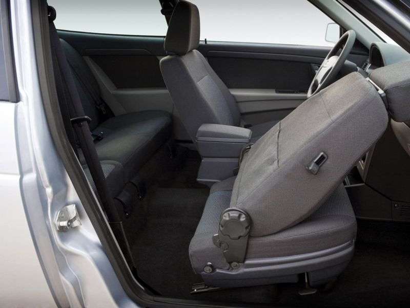 VAZ (Lada) Priora, 3 drzwiowy hatchback 1 szej generacji 2173. 1,6 MT 16 cl (Euro 3) 21728 03 018 luksów (2010 2011)