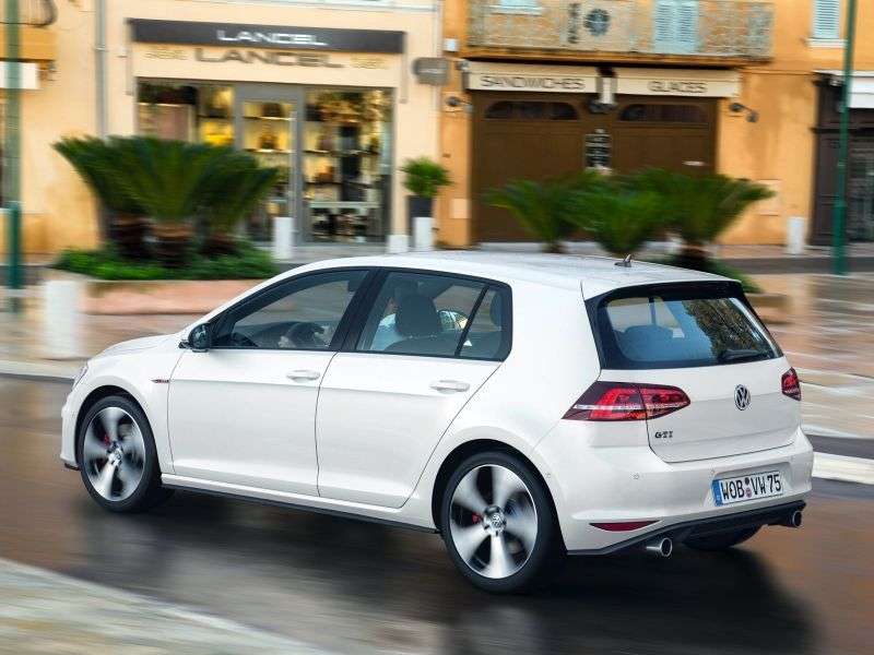 5 drzwiowy Volkswagen Golf 7 generacji GTI hatchback 2.0 TSI BlueMotion DSG Basic (2013 obecnie)