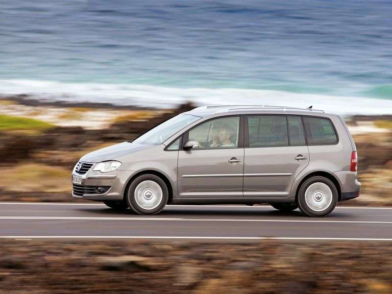 5 drzwiowy minivan Volkswagen Touran drugiej generacji. 1.4 TSI MT (2006 2010)
