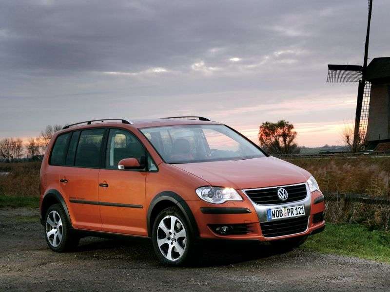 Volkswagen Touran 2 generacji Cross minivan 5 drzwiowy. 1,6 mln ton (2006 2010)