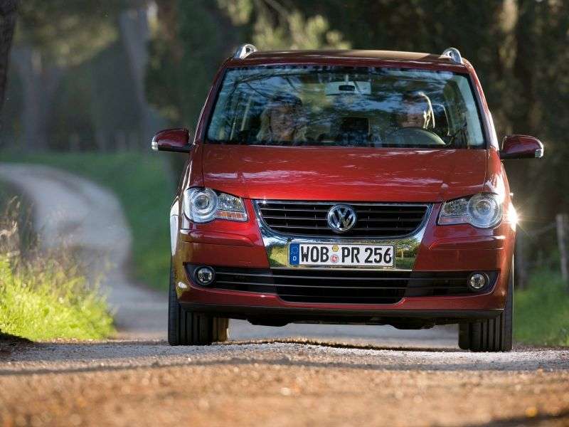 5 drzwiowy minivan Volkswagen Touran drugiej generacji. 1.4 TSI MT (2006 2010)