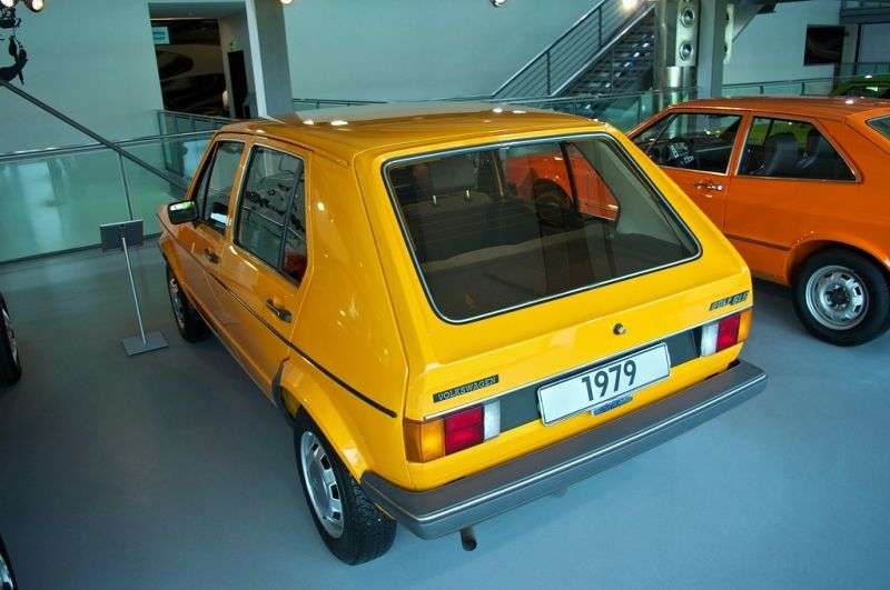 5 drzwiowy hatchback Volkswagen Golf 1 generacji 1,1 mln t (1974 1983)