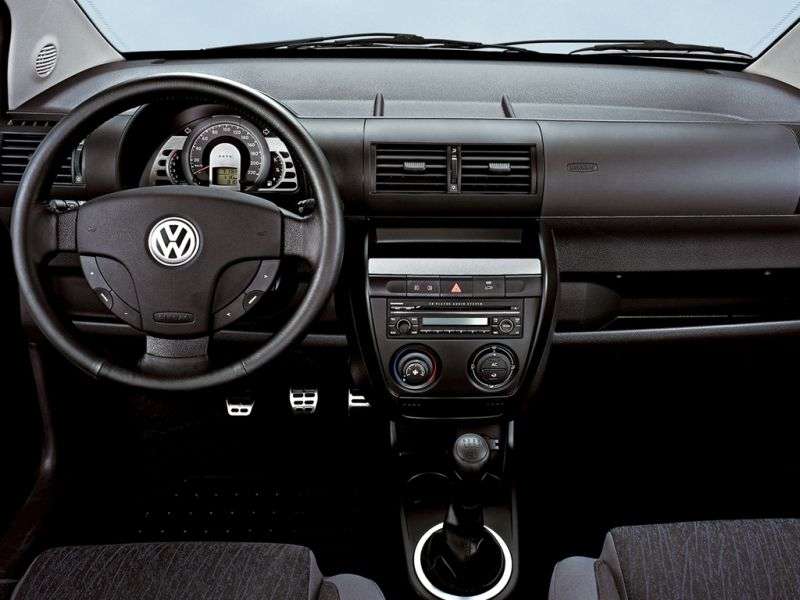 Volkswagen Fox 2 generacji Cross hatchback 5 drzwiowy. 1,6 MT (2005 2007)