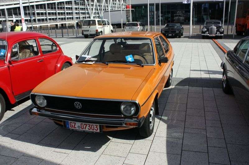 Volkswagen Passat B1fastback 2 dv. 1.3 MT (1973–1977)
