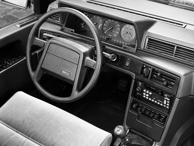 Volvo 760 1.generacja sedan 2.4 MT (1985 1990)