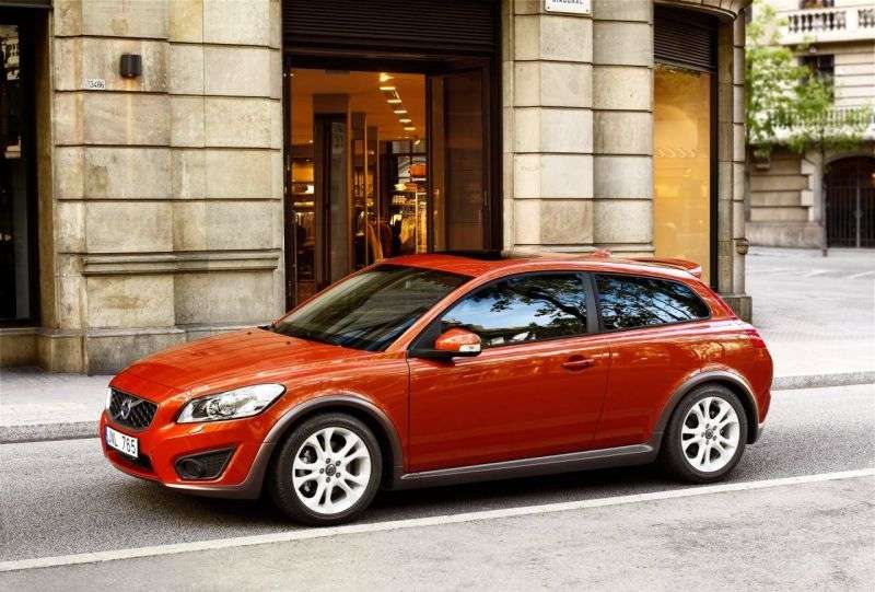 Volvo C30 (zmiana stylizacji) hatchback 3 drzwiowy pierwszej generacji. 2.0 Powershift Base (2012) (2009 obecnie)