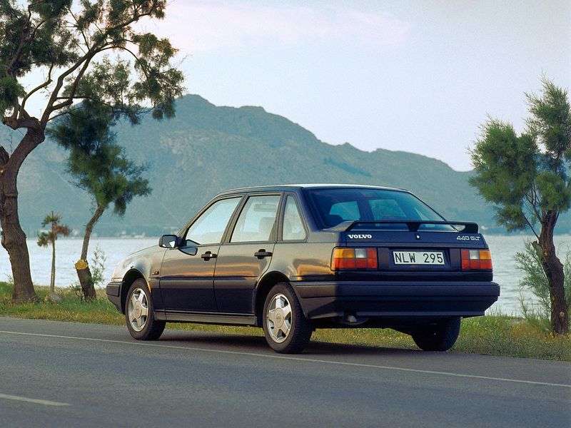 Volvo 440 1st generation hatchback 1.8 MT (1991–1996)